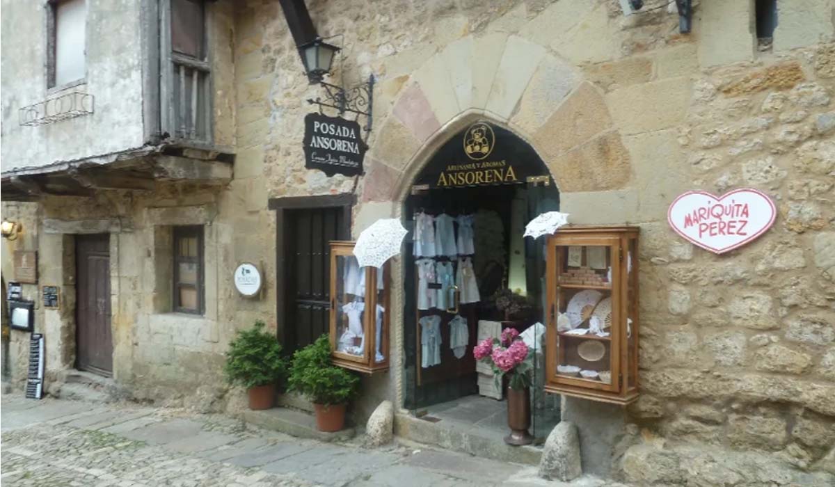 bazar-libreria-estrella-en-santillana-del-mar-cantabria