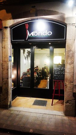 mundo-en-la-bisbal-demporda-girona
